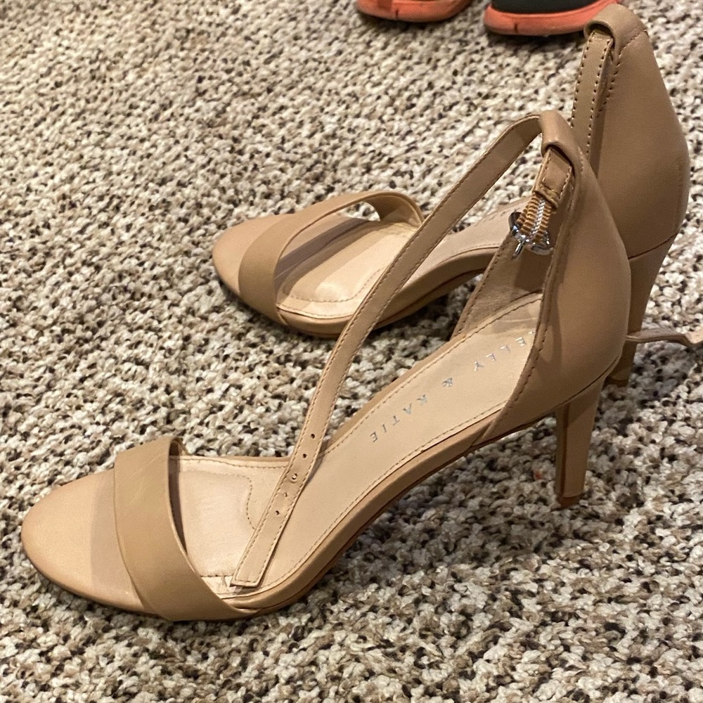 Kelly & Katie tan heels size 6